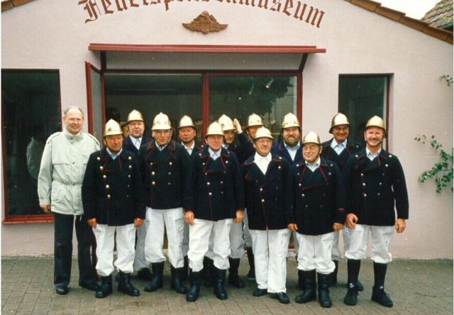 1994: Altfeuerwehrkameraden Diefenbach vor dem neuen Museum